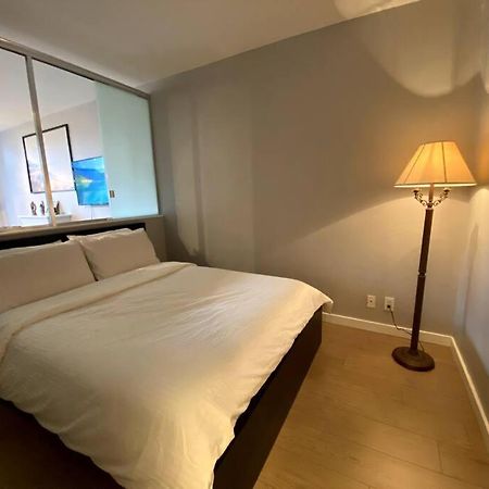 Entire Condo In Heart Of Downtown Vancouver Kültér fotó