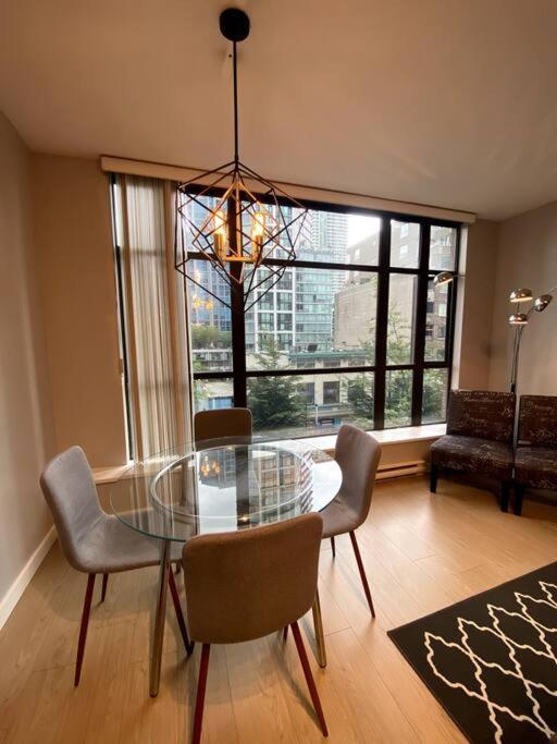 Entire Condo In Heart Of Downtown Vancouver Kültér fotó