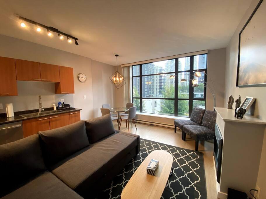 Entire Condo In Heart Of Downtown Vancouver Kültér fotó