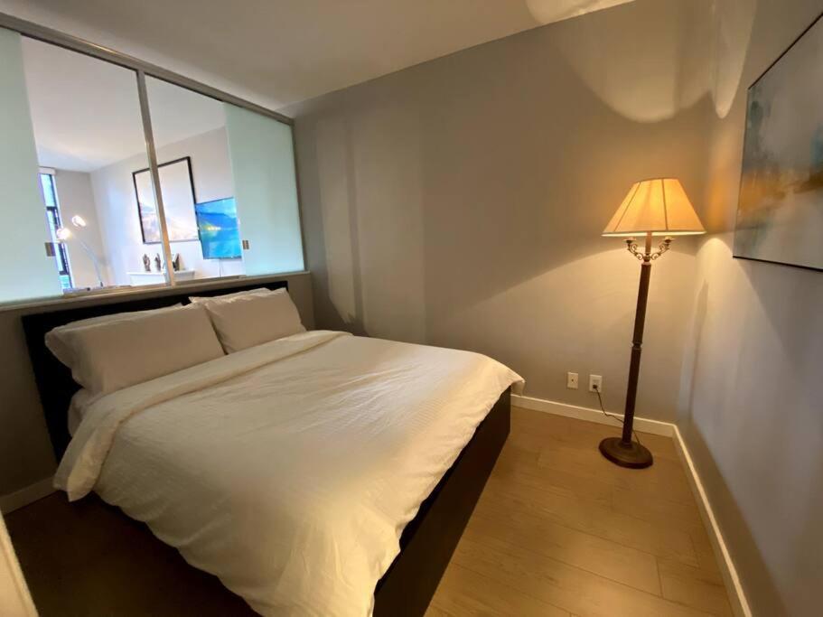 Entire Condo In Heart Of Downtown Vancouver Kültér fotó